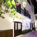 Rodina Suites Hotel